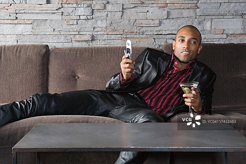 拿着手机和马提尼酒的男人图片素材