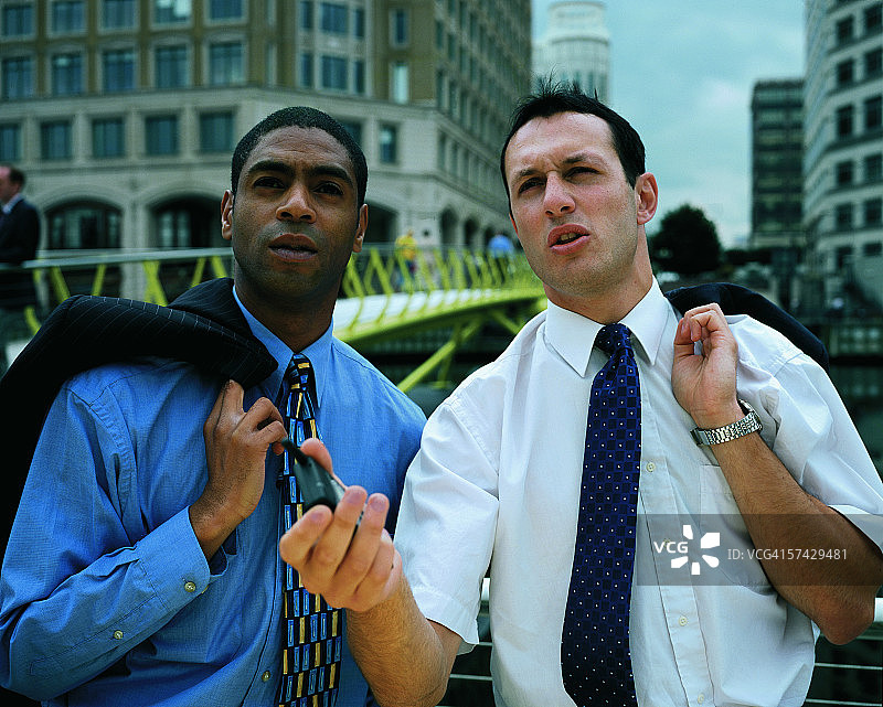 两位年轻男商人站在户外图片素材