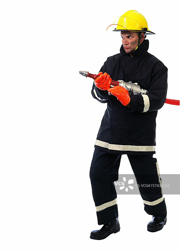 消防员手持消防水带图片素材