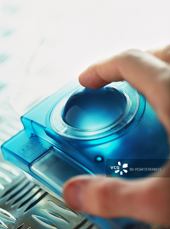 手持电脑鼠标的人的特写图片素材