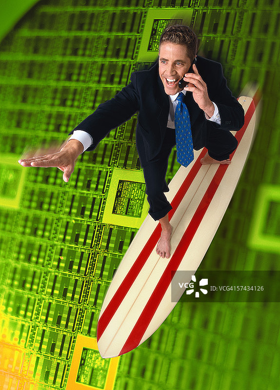 商务男士在电路板上冲浪的高角度视图图片素材