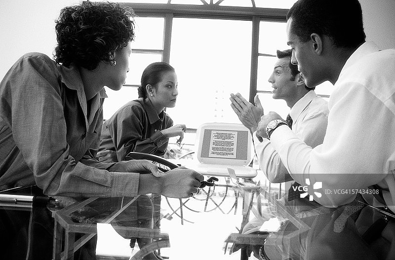 黑白低角度拍摄的商务会议图片素材