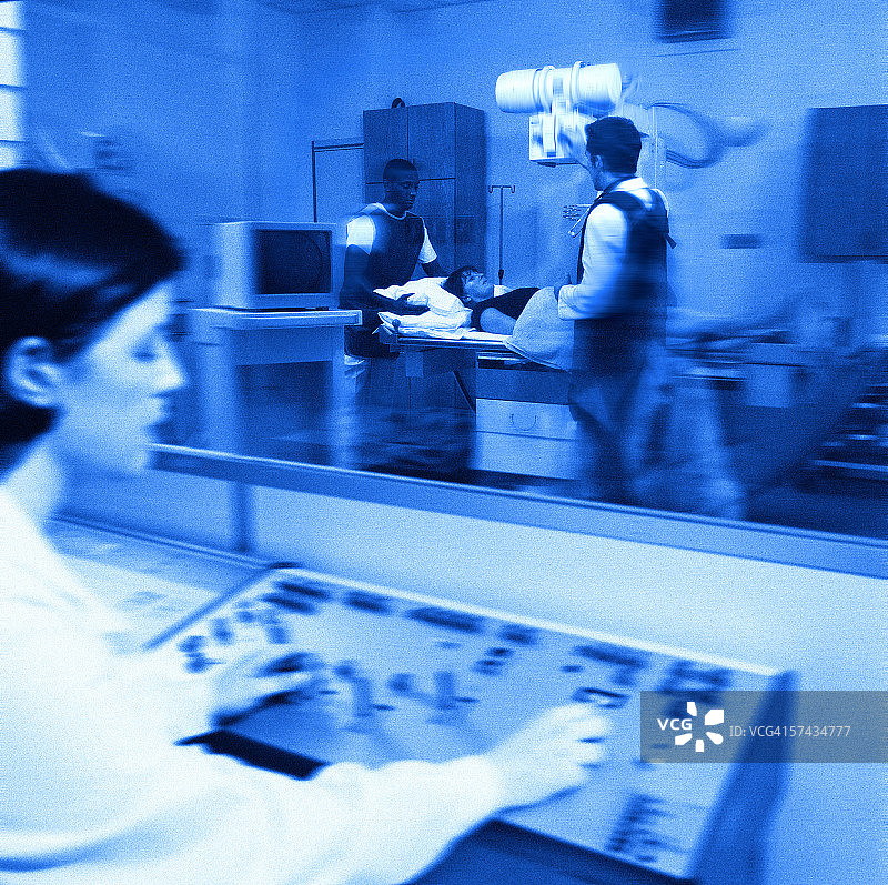 X光技师准备为病人进行X光检查的特写图片素材