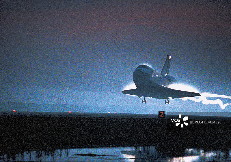 航天飞机着陆图片素材