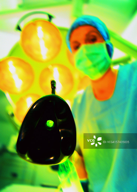 手术室里麻醉师的低角度视角图片素材