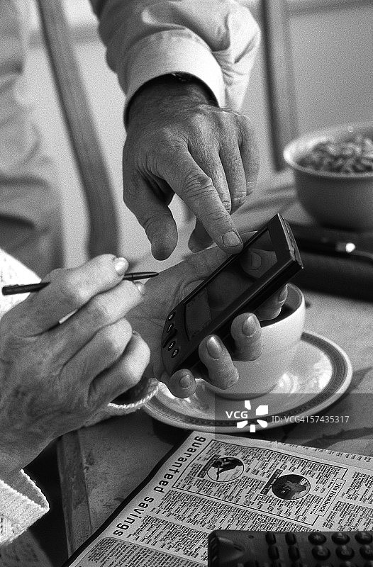 黑白特写：用手持计算机设备的手图片素材