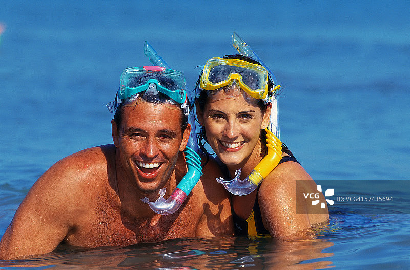 年轻情侣在水中浮潜的肖像图片素材