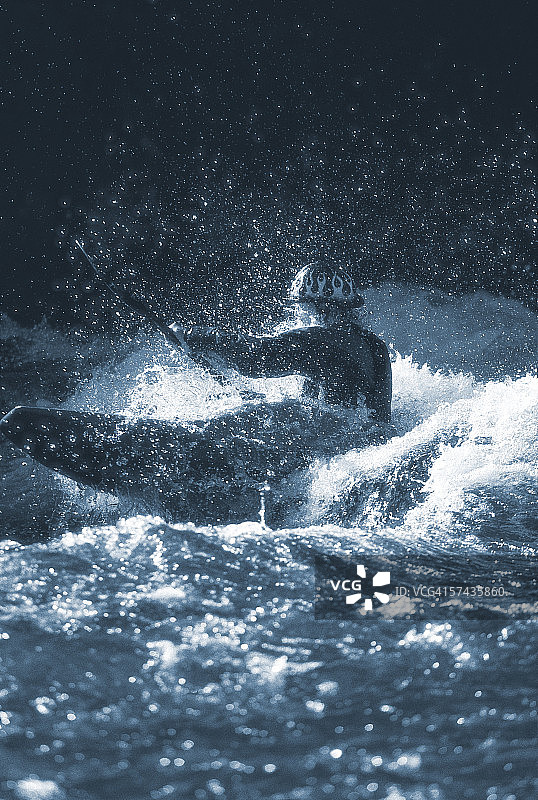 黑白激流皮划艇照片图片素材