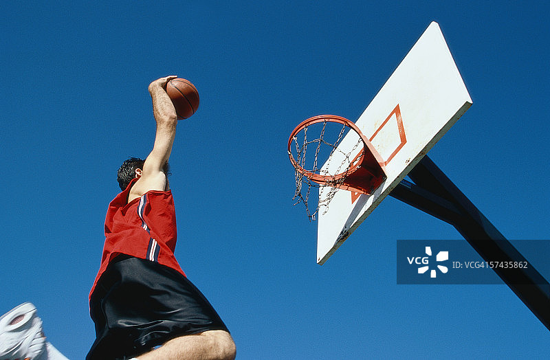 男子扣篮的低角度拍摄图片素材