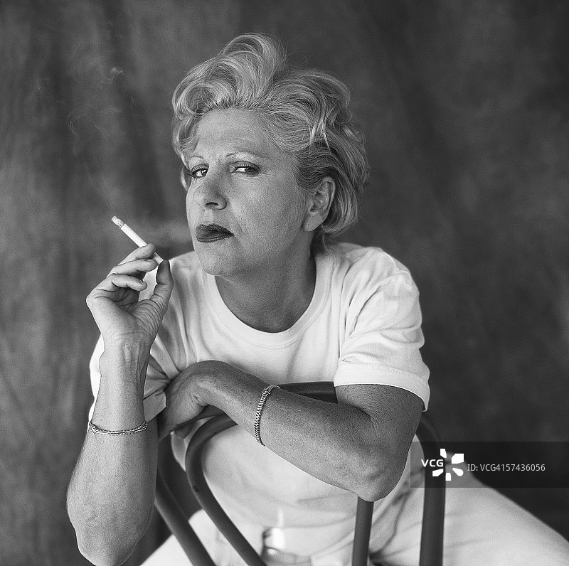吸烟的傲慢中年妇女肖像图片素材