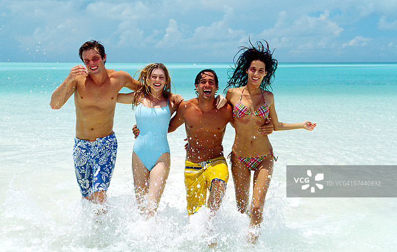 在海边奔跑的年轻朋友合影图片素材