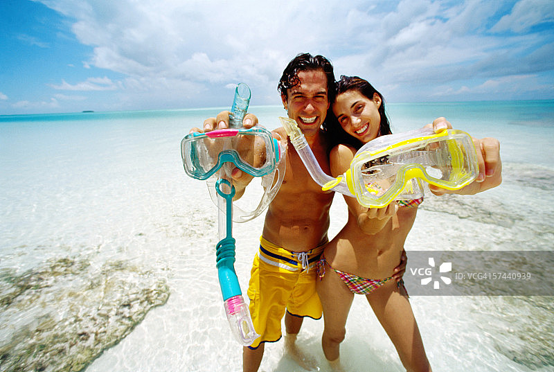 年轻夫妇拿着潜水装备的肖像图片素材