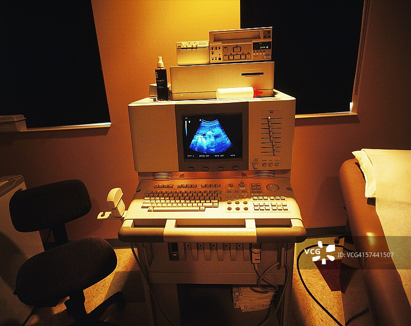 俯视角度拍摄的显示胎儿的超声波屏幕图片素材