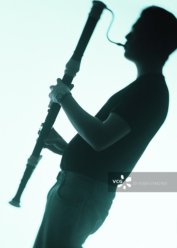 演奏塔博管的男子照片图片素材