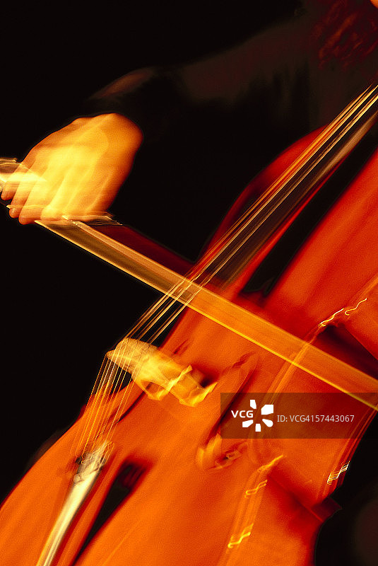 模糊的演奏大提琴的人图片素材