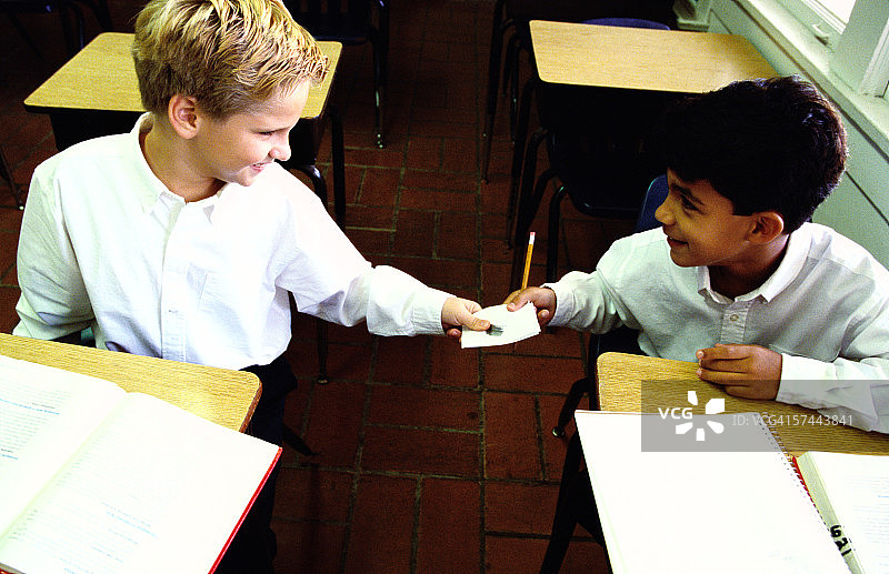 小学生（8-10岁）传递纸条图片素材