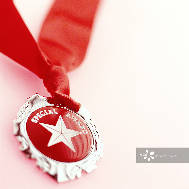 红色丝带上的奖章特写图片素材