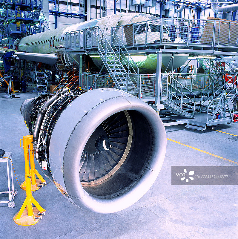 机库内待组装的飞机发动机涡轮特写图片素材