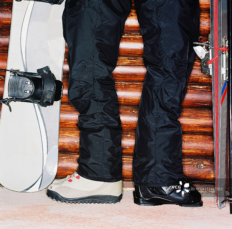 穿着一只滑雪靴的脚图片素材