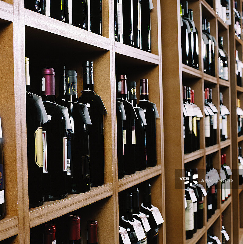 酒架上展示的葡萄酒瓶图片素材