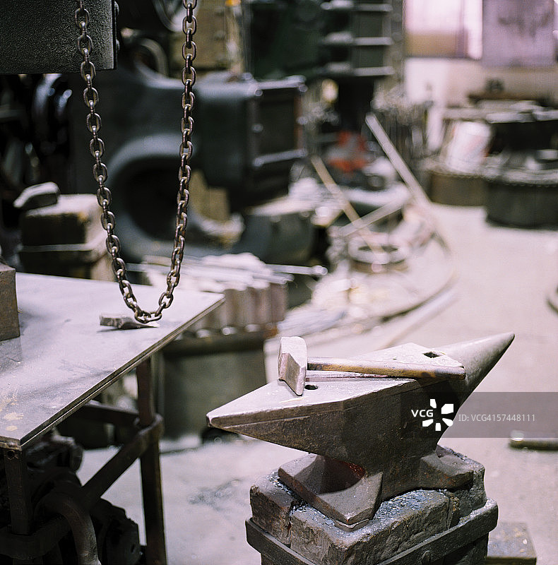 工作坊中铁砧上的锤子图片素材