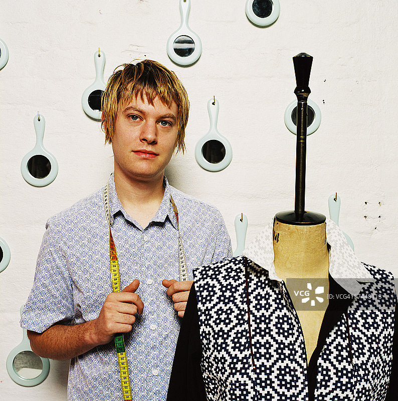 裁缝与服装模特站立的肖像图片素材