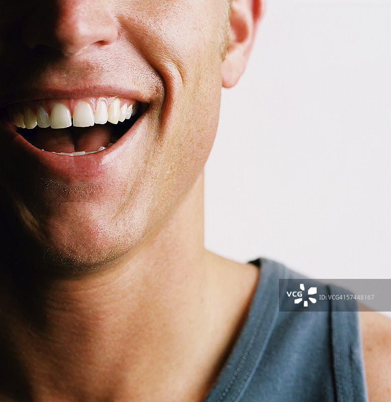 男子微笑的嘴部特写图片素材