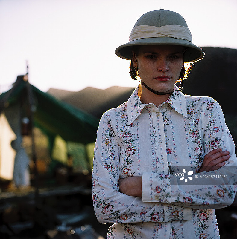 戴着狩猎帽的年轻女人图片素材