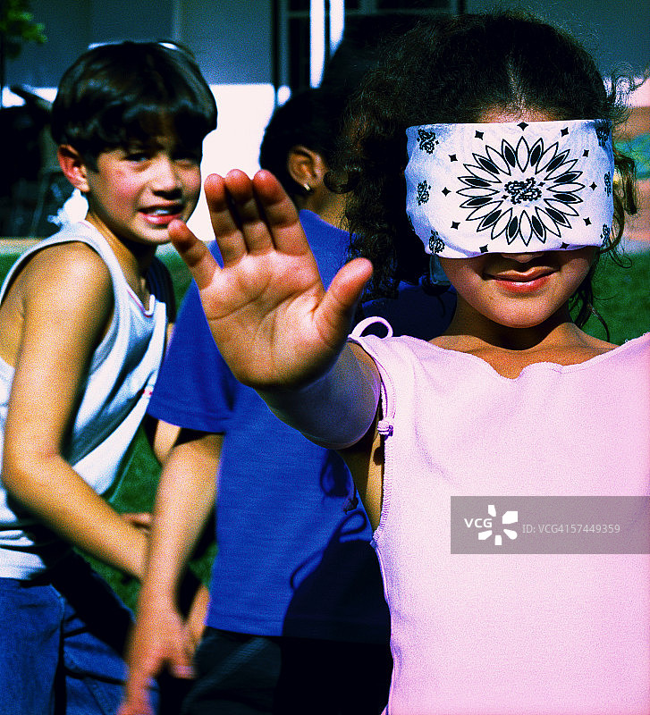 特写：蒙眼玩耍的女孩（6-8岁）图片素材