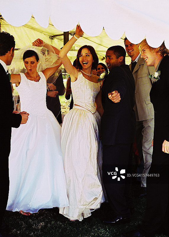 婚礼派对上与新人共舞的宾客图片素材