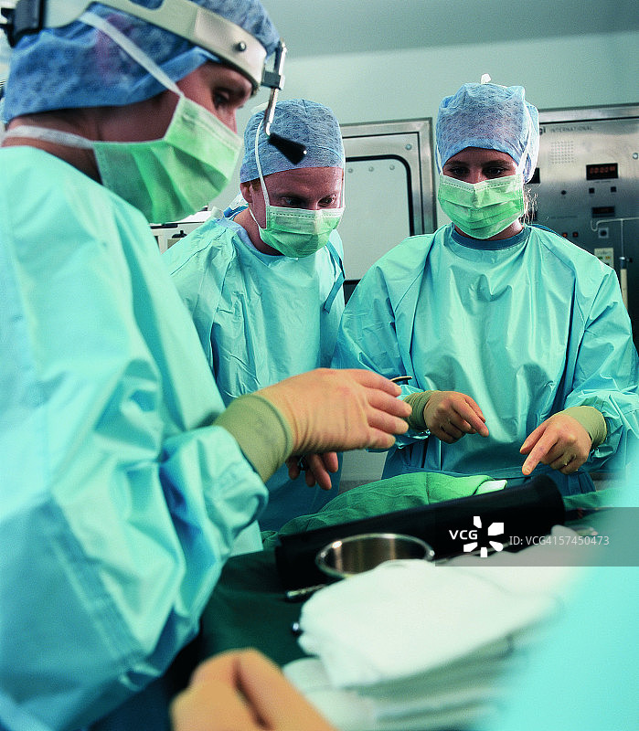 外科医生在手术室里穿着全套刷手服图片素材