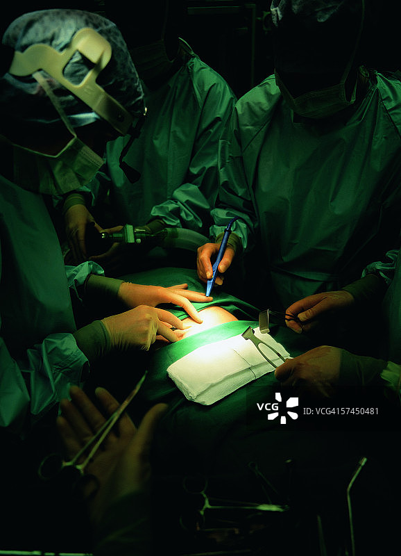 外科医生穿着全套手术服为病人做手术图片素材