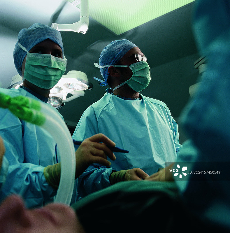 外科医生团队手术中仰视视角图片素材