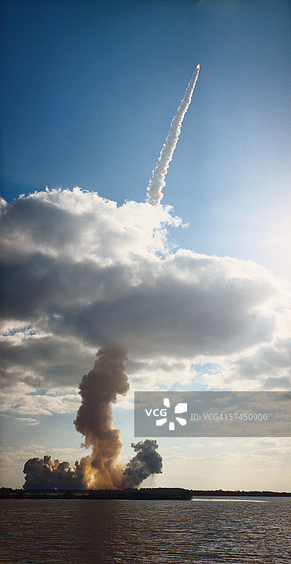 航天飞机发射时的烟雾轨迹图片素材