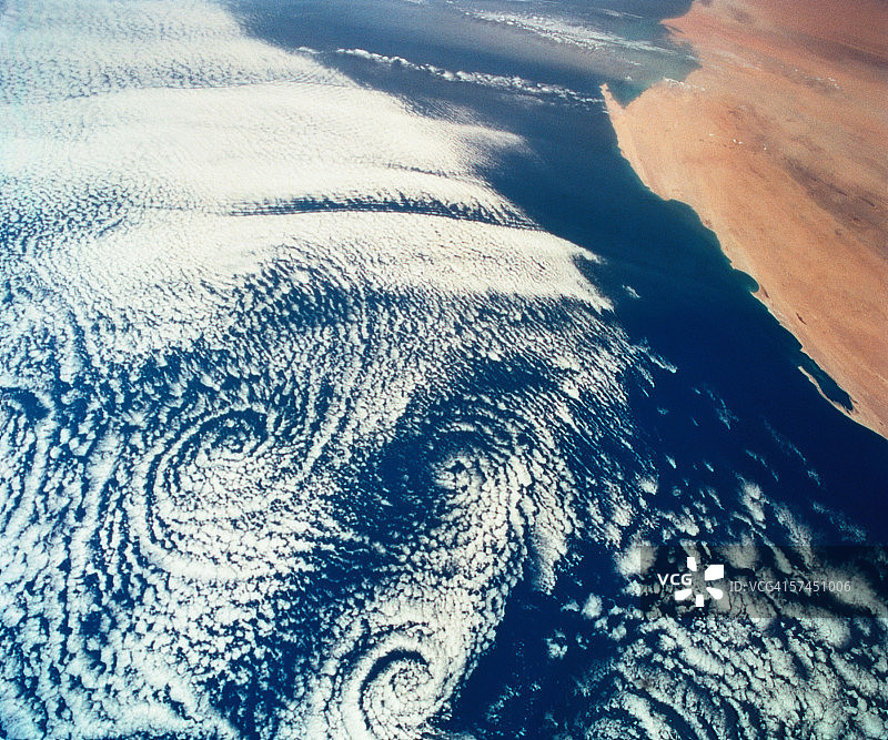 从太空看地球上方的天气系统图片素材