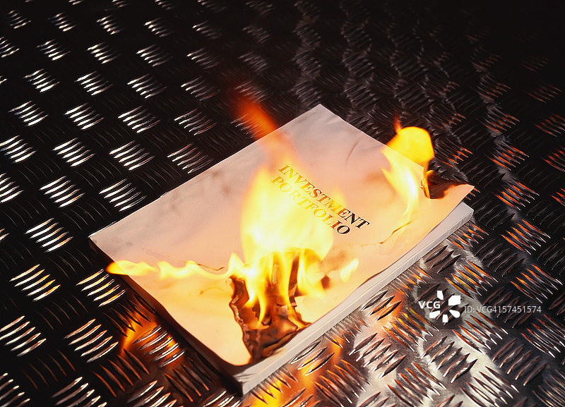 金属表面上的焚书场景图片素材