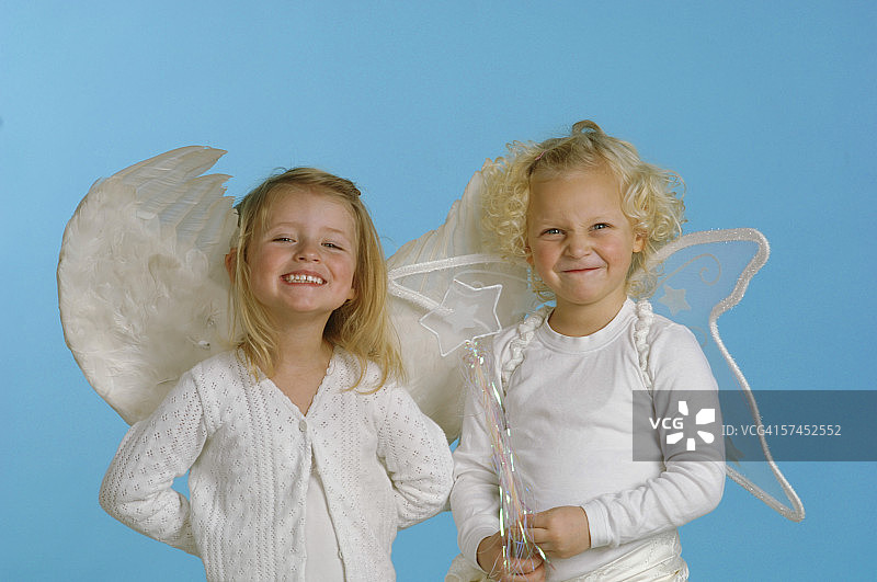 装扮成天使的女孩（3-4岁）图片素材