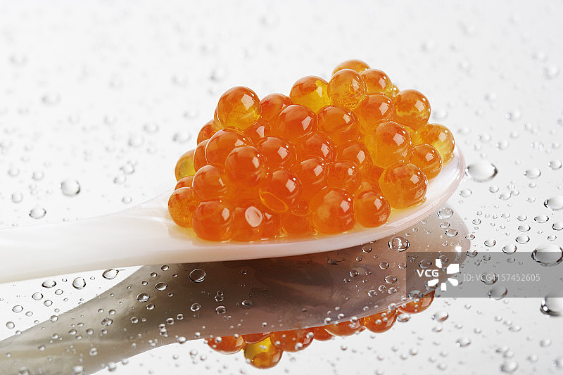 勺子里的鳟鱼鱼子酱图片素材