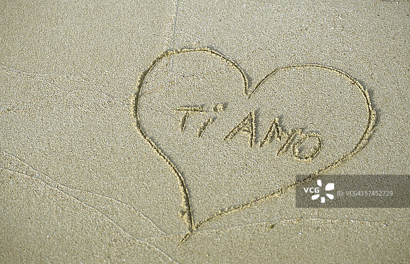 沙滩上的心，我爱你图片素材