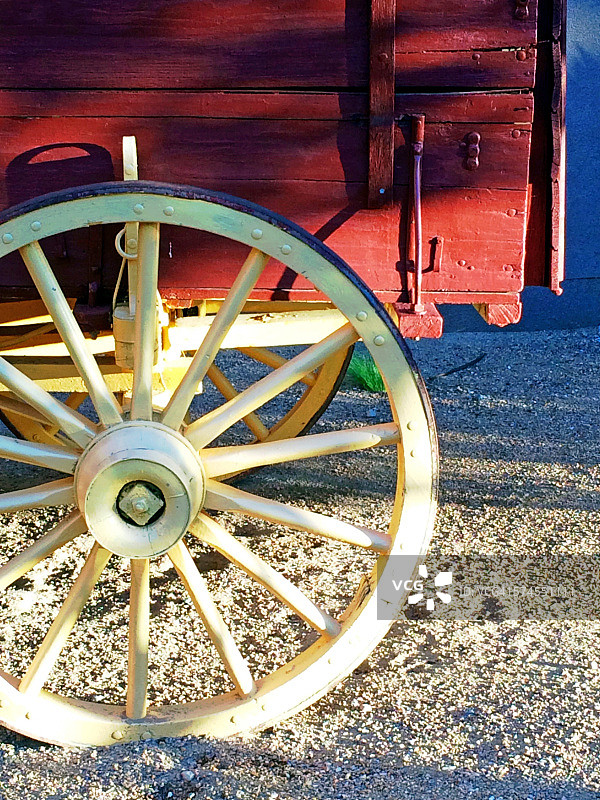红色手推车上的木制车轮图片素材