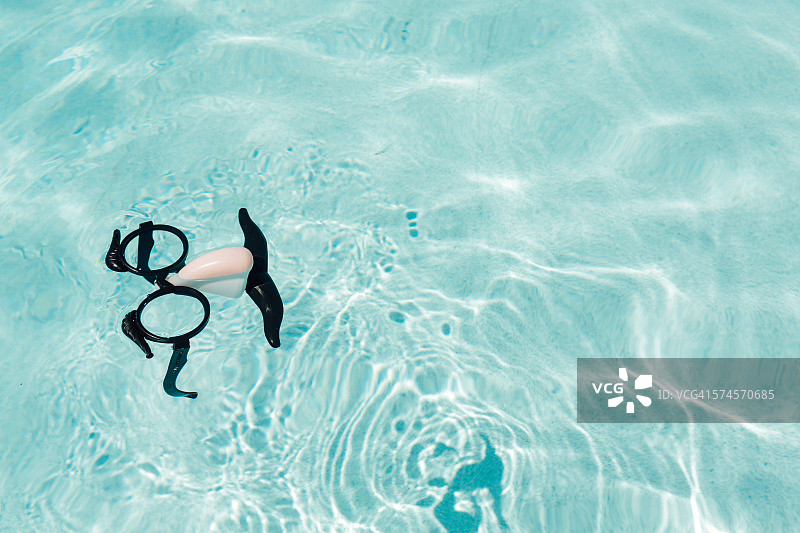 游泳池里有趣的眼镜图片素材