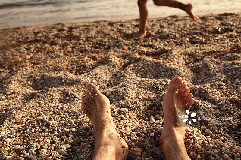 西班牙海滩上男人的脚图片素材