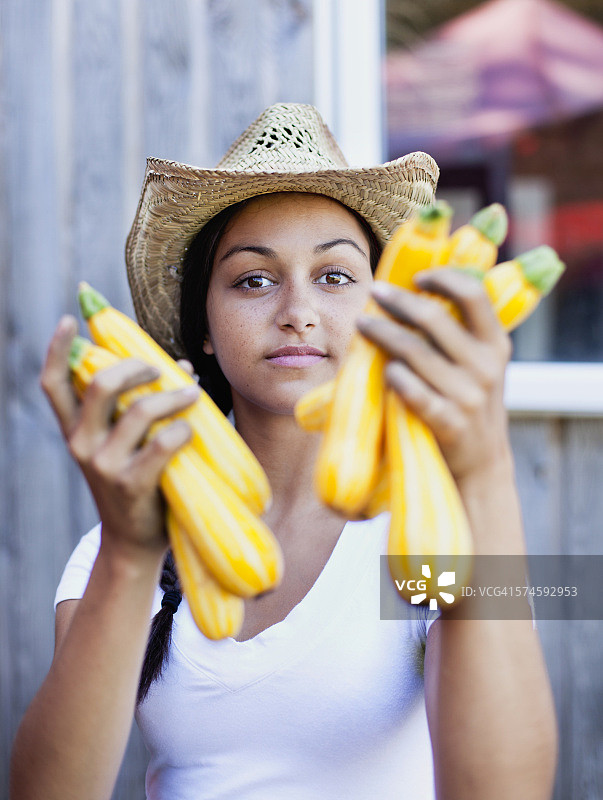 在有机农场工作的少女图片素材