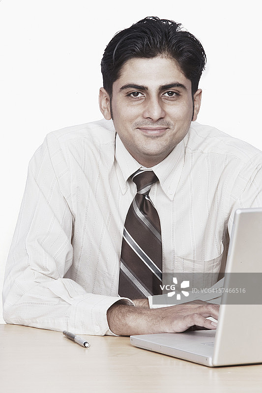 坐在笔记本电脑前的商人肖像图片素材