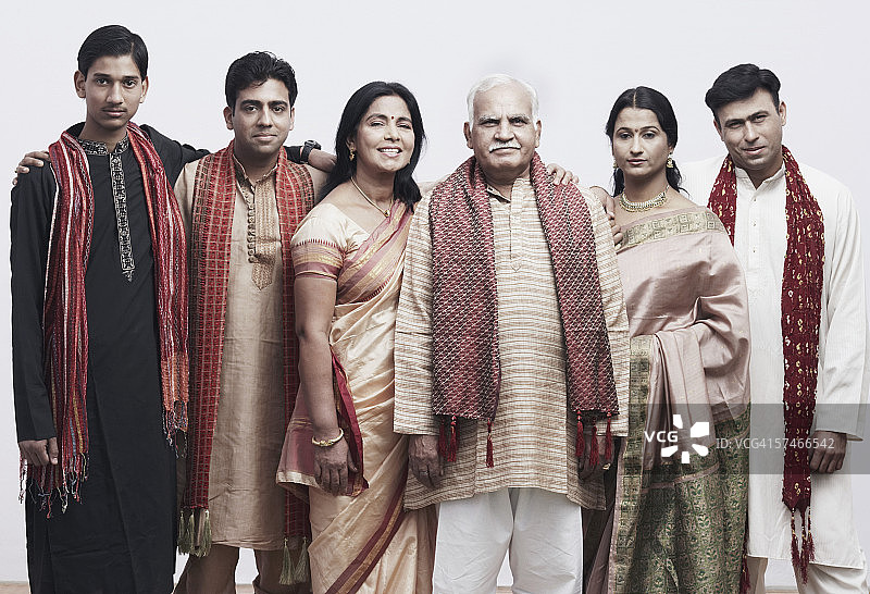 一对成熟夫妇和他们的孩子在微笑 портрет图片素材