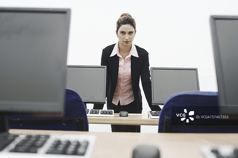 倚靠在桌旁的女商人肖像图片素材