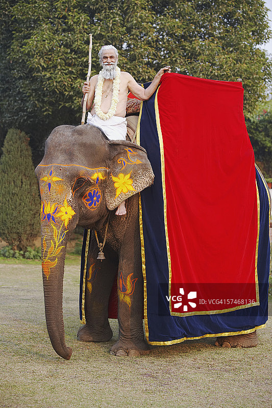 骑着大象的牧师图片素材