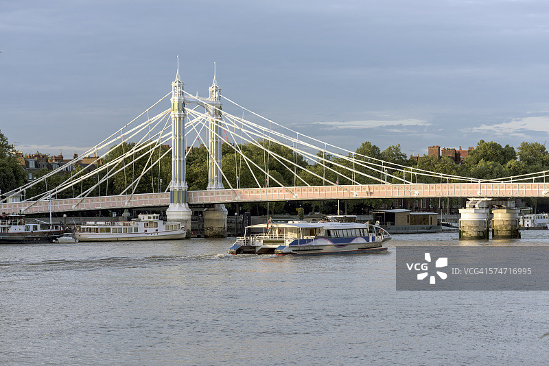 泰晤士河上的游船驶过阿尔伯特桥图片素材