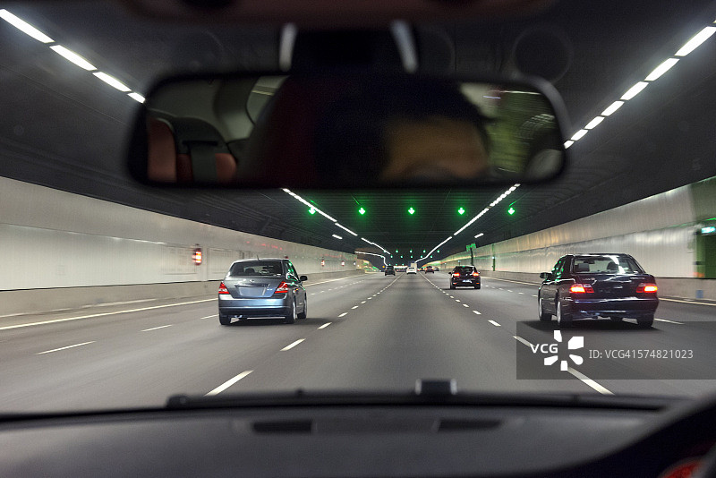 在地下和海底行驶图片素材