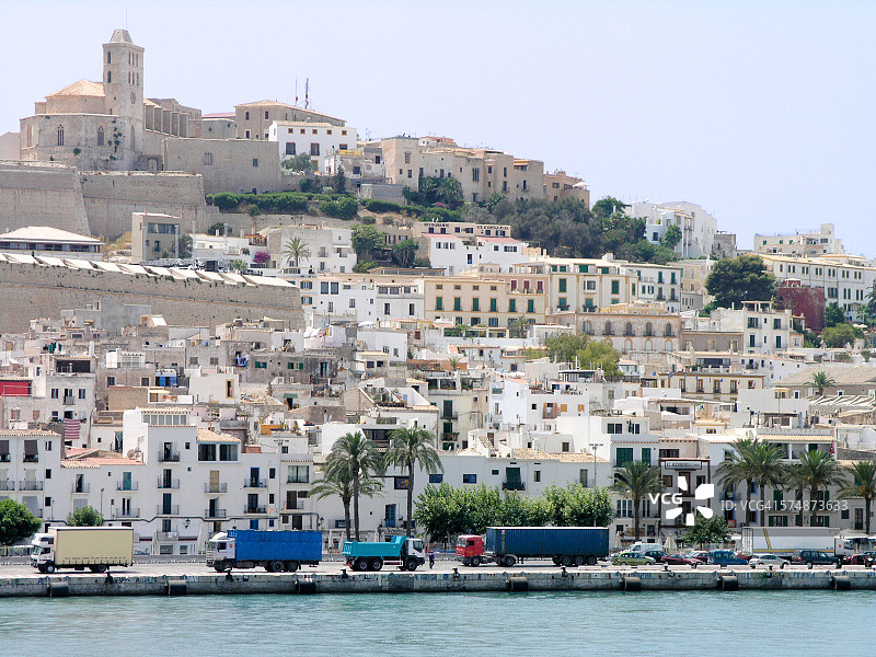 从停靠的船上看到的伊维萨港口图片素材